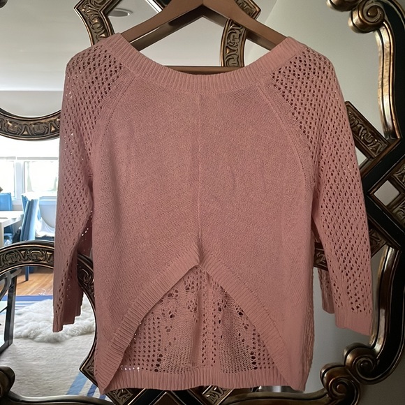 Guess top with cute cut on the back - Picture 2 of 3